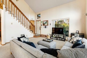 TV, video games, DVD player, offices - Lake view getaway steps from beach with WiFi and private washer dryer (Rockaway Beach)