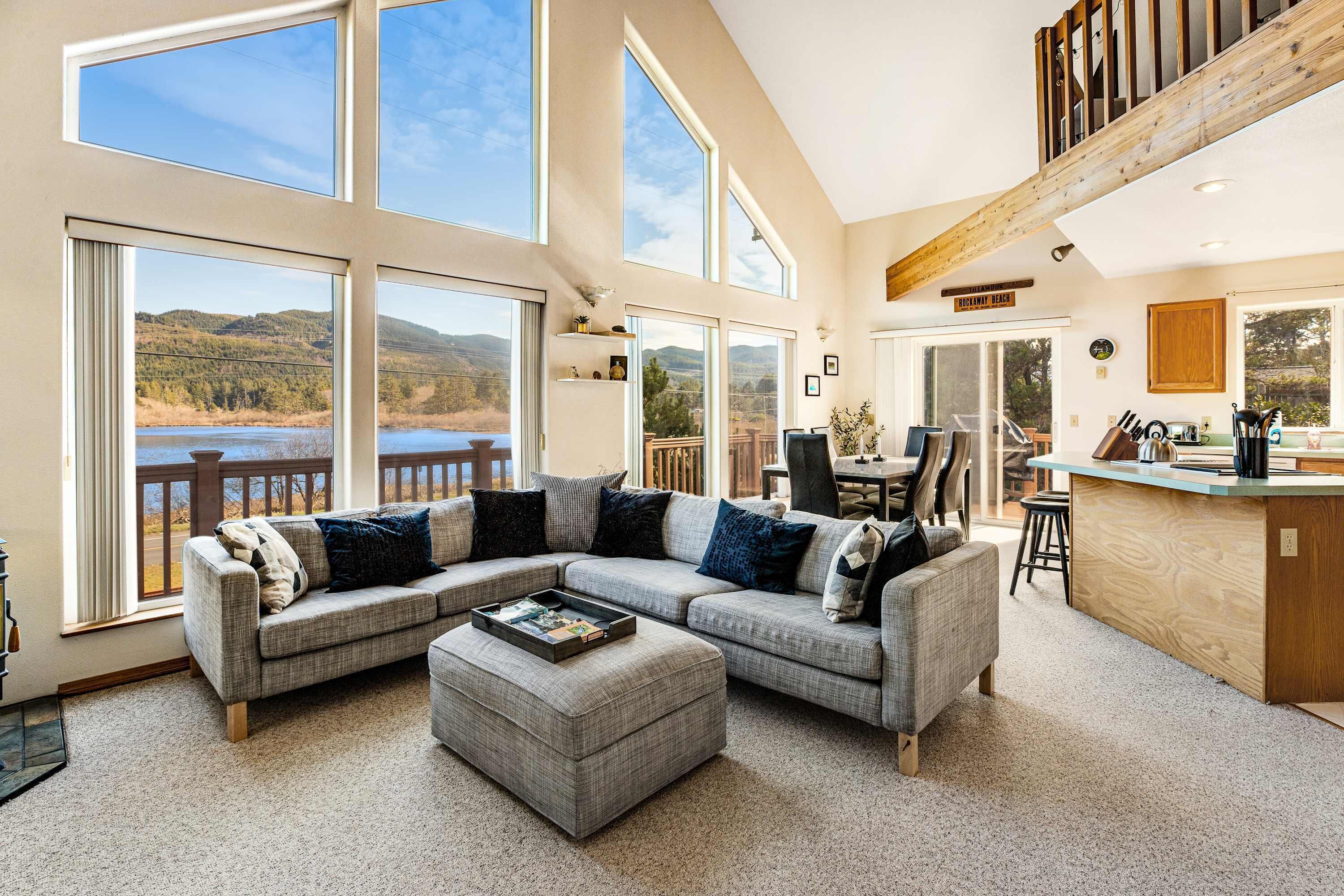 Una televisión, videojuegos, un reproductor de DVD, una oficina