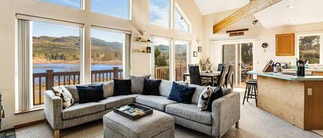 Una televisión, videojuegos, un reproductor de DVD, una oficina