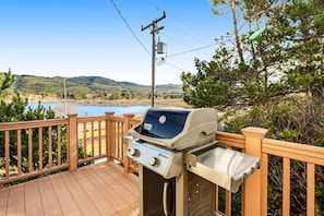 Property grounds - Lake view getaway steps from beach with WiFi and private washer dryer (Rockaway Beach)