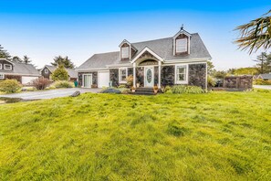 Exterior - 2 story home near the beach with private hot tub deck firetable and washer dryer (Rockaway Beach)
