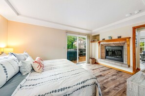 4 bedrooms, iron/ironing board, WiFi, bed sheets - 2 story home near the beach with private hot tub deck firetable and washer dryer (Rockaway Beach)