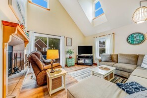 TV, fireplace, offices - 2 story home near the beach with private hot tub deck firetable and washer dryer (Rockaway Beach)
