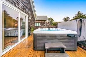 Terrace/patio - 2 story home near the beach with private hot tub deck firetable and washer dryer (Rockaway Beach)