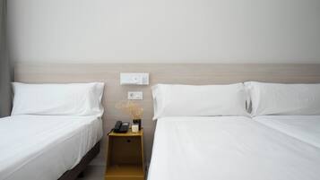 Standard-Dreibettzimmer, Stadtblick | Individuell dekoriert, individuell eingerichtet, Schreibtisch