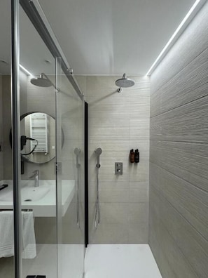 Douche, articles de toilette gratuits, sèche-cheveux