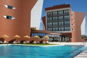 Una piscina al aire libre