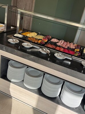 Desayuno buffet diario (EUR 8 por persona)