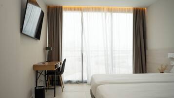 Individueel gedecoreerd, individueel gemeubileerd, een bureau