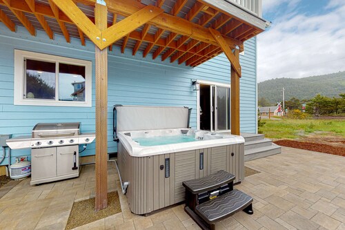 4BR home steps from the beach with private hot tub fireplace and firepit