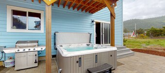 4BR home steps from the beach with private hot tub fireplace and firepit