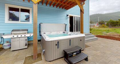 4BR home steps from the beach with private hot tub fireplace and firepit