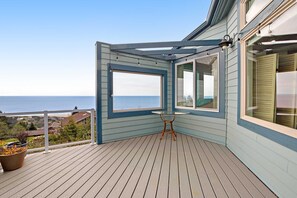 Outdoor dining - Ocean view home with a deck gas grill free WiFi and washer dryer (Rockaway Beach)
