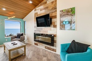 TV, offices - Ocean view home with a deck gas grill free WiFi and washer dryer (Rockaway Beach)