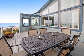 Outdoor dining - Ocean view home with a deck gas grill free WiFi and washer dryer (Rockaway Beach)