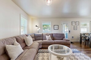 TV, offices - Modern Beach Cottage with a covered patio fire pit grill and easy beach access (Rockaway Beach)