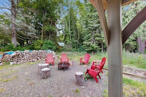 Property grounds - Modern Beach Cottage with a covered patio fire pit grill and easy beach access (Rockaway Beach)