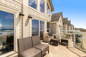 Terrace/patio - Oceanfront Villa with WiFi Private Hot Tub Balconies Beach Access and Game Room (Rockaway Beach)