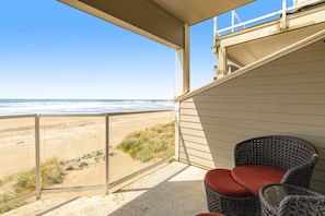 Property grounds - Oceanfront Villa with WiFi Private Hot Tub Balconies Beach Access and Game Room (Rockaway Beach)