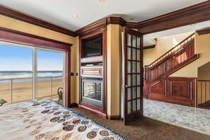 3 bedrooms, iron/ironing board, travel cot, WiFi - Oceanfront Villa with WiFi Private Hot Tub Balconies Beach Access and Game Room (Rockaway Beach)