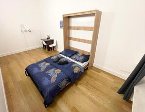 Classic Double Room, 1 Double Bed | Soundproofing, iron/ironing board, free WiFi - Fantastic Inn Warsaw - KP22 (Warsaw)