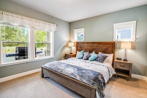 2 bedrooms, desk, iron/ironing board, WiFi