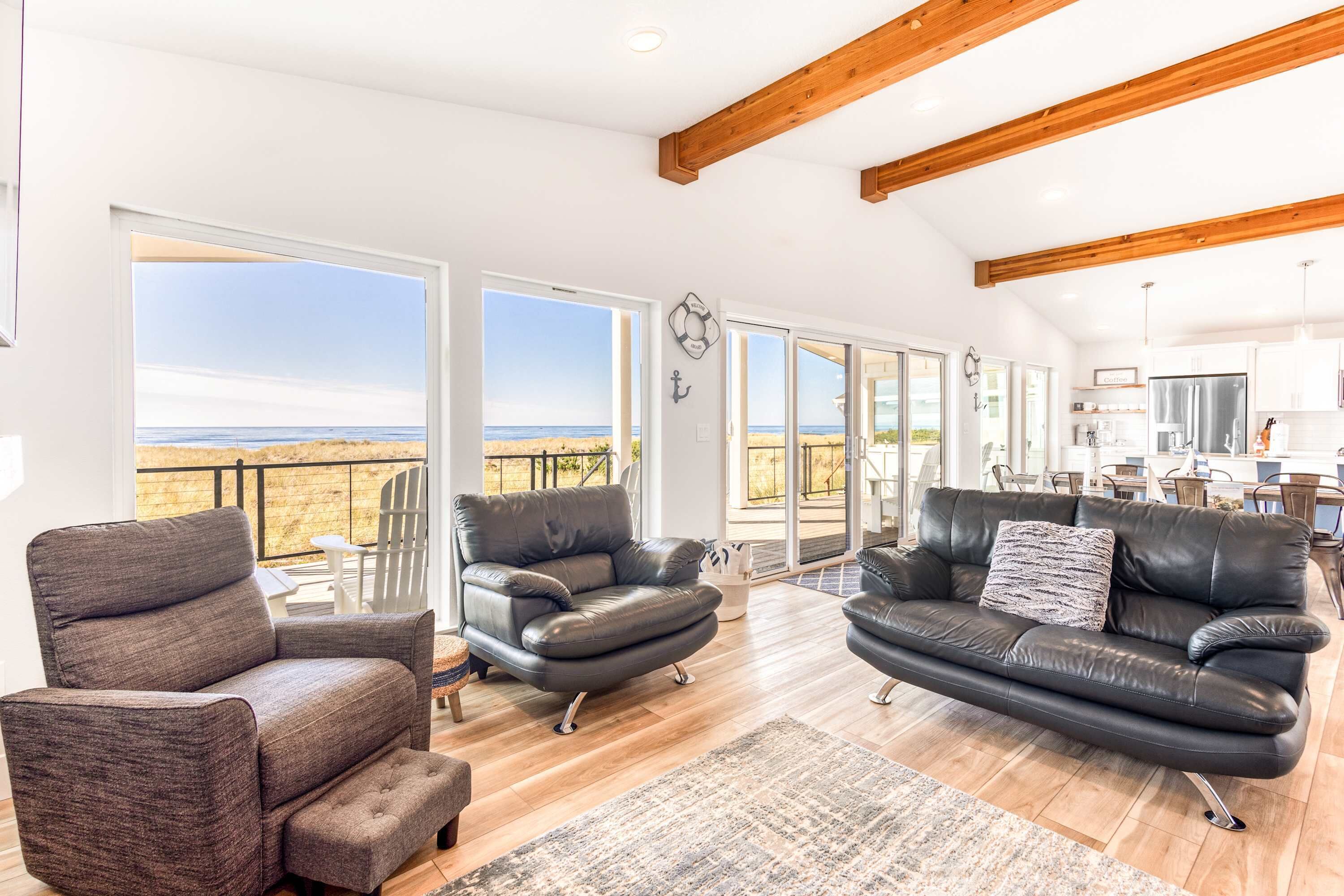 Televisión, chimenea y oficina 