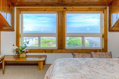 Dog friendly home across from the beach with grill deck and amazing ocean views