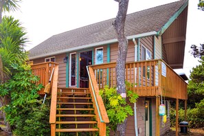 Exterior - Home near the ocean with beach access washer dryer decks two dogs welcome (Rockaway Beach)