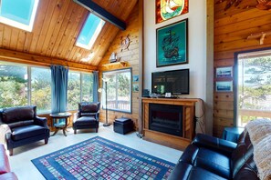 TV, DVD player, offices - Home near the ocean with beach access washer dryer decks two dogs welcome (Rockaway Beach)