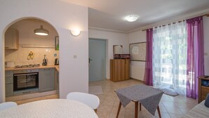 Un espacio habitable compacto con cocina, comedor y sala de estar.