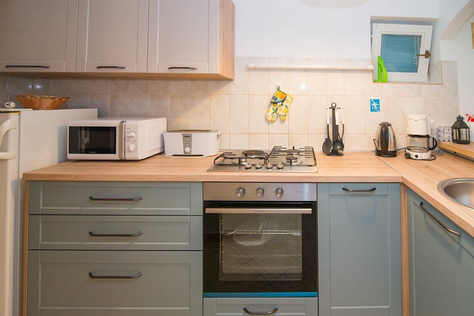 ثلاجة، ميكروويف، فرن، موقد طهي مسطح