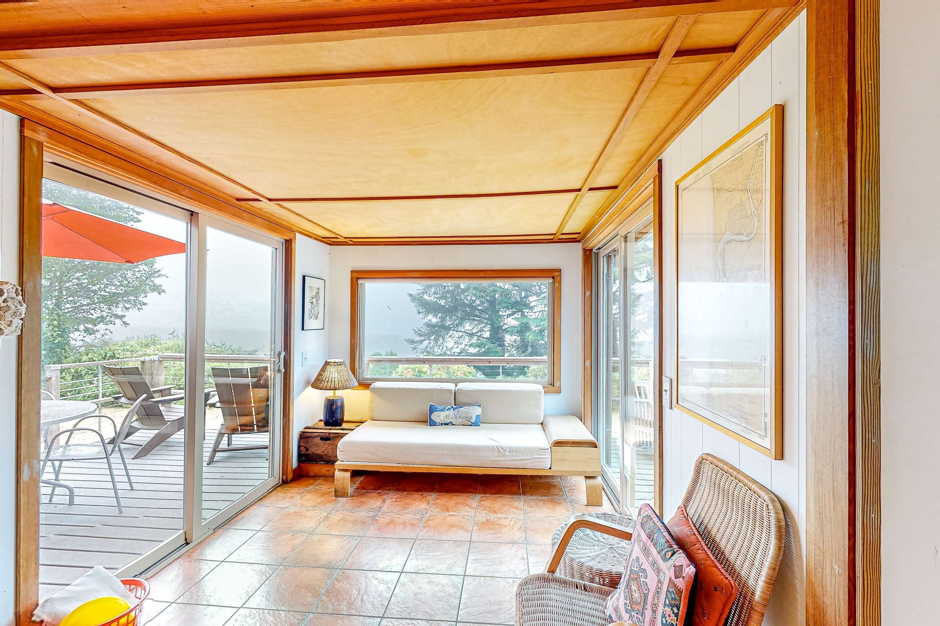 Televisie, een dvd-speler, een stereo en een kantoor