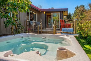Terrace/patio - Delightful dog friendly home with bay views private hot tub and sauna (Rockaway Beach)