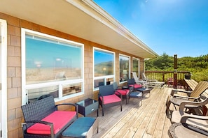 Terrace/patio - Oceanfront dog friendly home with washer dryer and fireplace (Rockaway Beach)