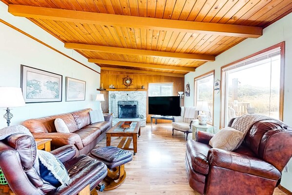 TV, fireplace, offices - Oceanfront dog friendly home with washer dryer and fireplace (Rockaway Beach)