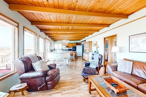 TV, fireplace, offices - Oceanfront dog friendly home with washer dryer and fireplace (Rockaway Beach)