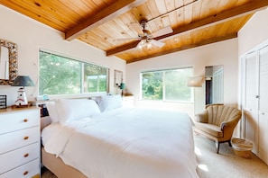 Iron/ironing board, WiFi, bed sheets - Oceanfront dog friendly home with washer dryer and fireplace (Rockaway Beach)