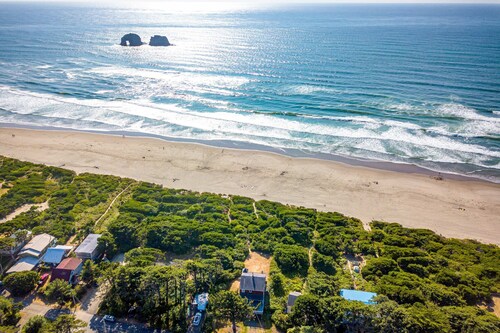 McKinnon's beach house oceanfront with beach views deck patio and fireplace dog friendly