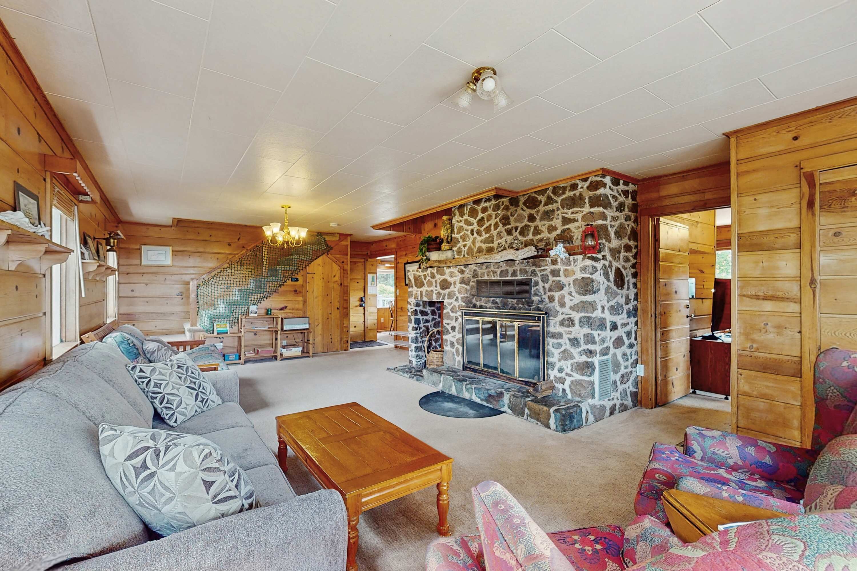 Télévision, cheminée, lecteur de DVD, espaces bureaux