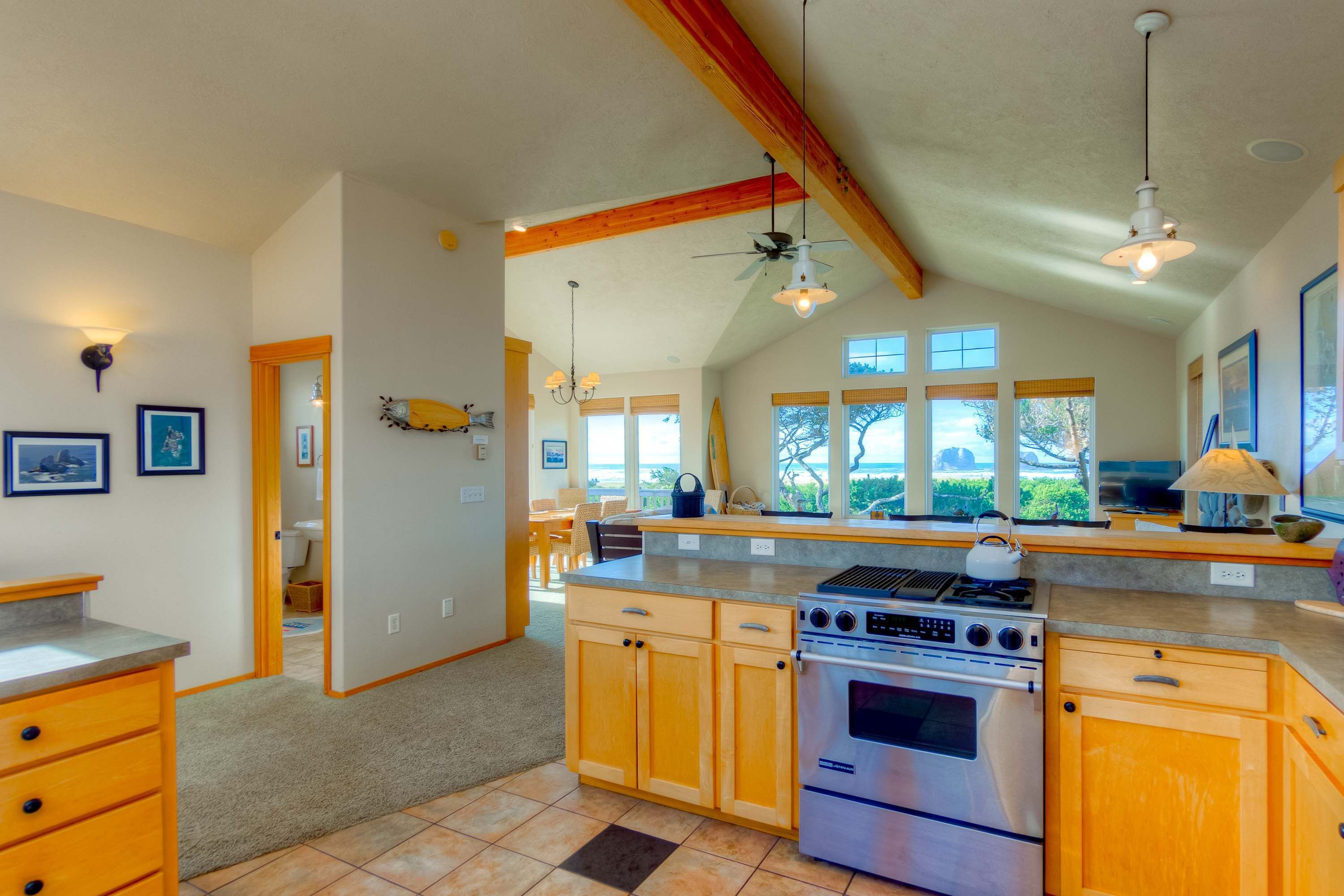 Una cocina amplia con armarios de madera, una cocina grande y un comedor con vistas.