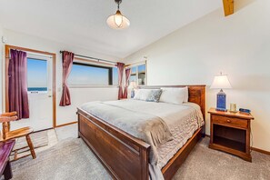 3 bedrooms, iron/ironing board, WiFi, bed sheets - Two story oceanfront retreat with a washer dryer firepit and Ping Pong table (Rockaway Beach)