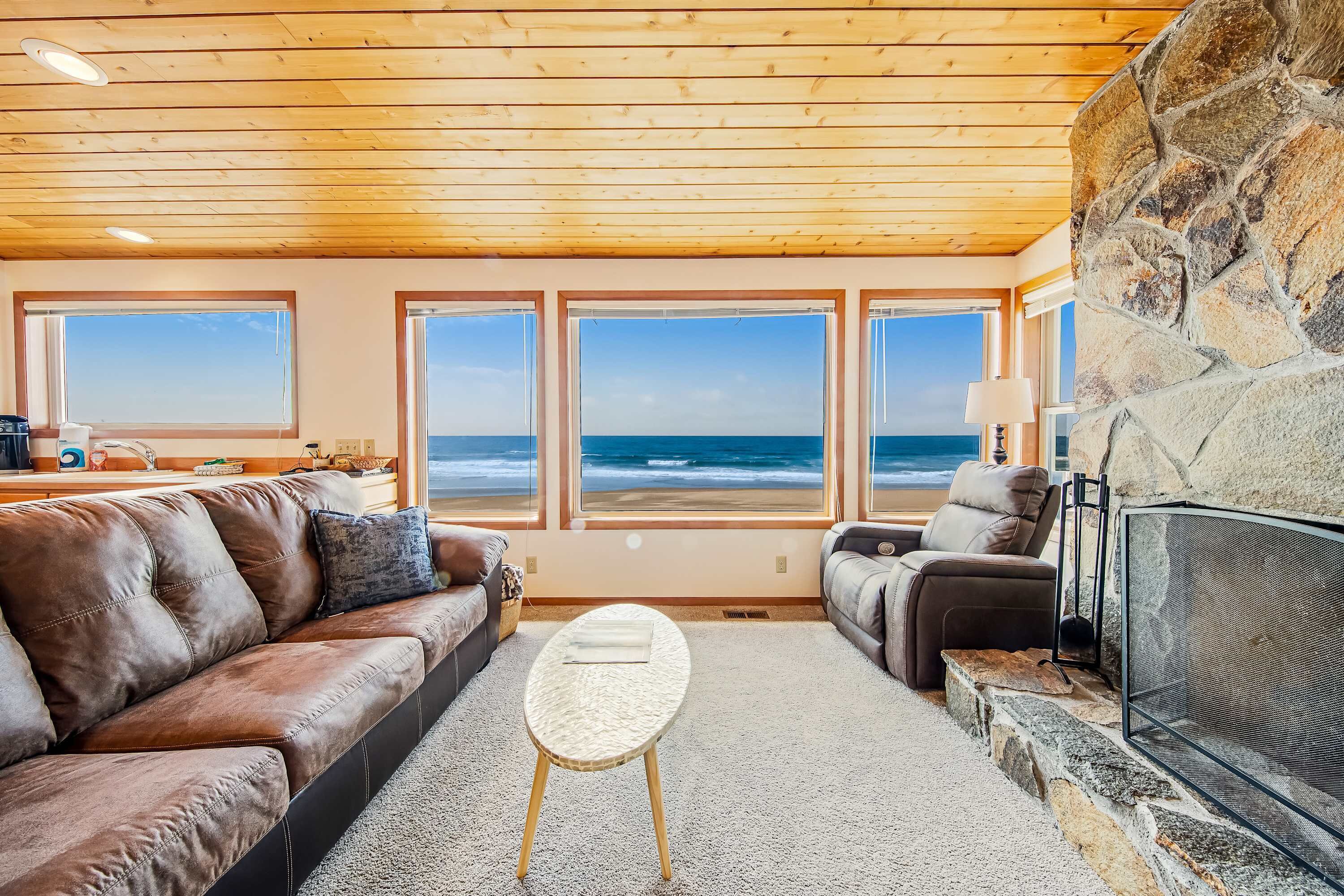 Una televisión, un reproductor de DVD, una oficina