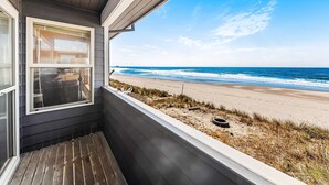 Un balcón con vista a la playa y al océano.