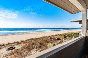 On the beach - Two story oceanfront retreat with a washer dryer firepit and Ping Pong table (Rockaway Beach)