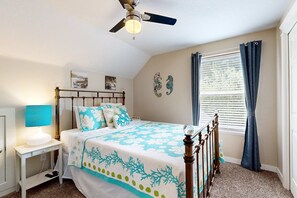 Iron/ironing board, travel cot, WiFi, bed sheets - Charming home near coast with firepit deck front porch and with D (Rockaway Beach)