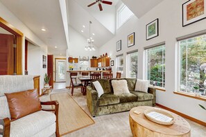 Televisión, chimenea y oficina 