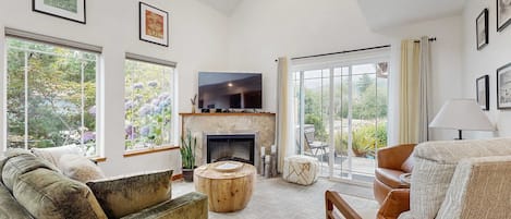 Televisión, chimenea y oficina