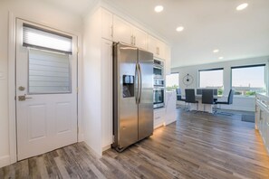 Dining - Renovated lake ocean view retreat with hot tub outdoor living and fireplace (Rockaway Beach)