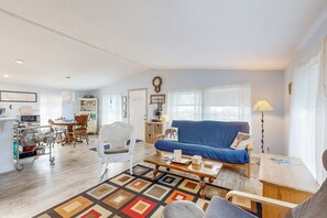 TV, DVD player, stereo, offices - Charming home two blocks from the beach private hot tub and washer dryer (Rockaway Beach)